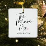 Framtida fru och ert namn | Modern skönhetsgåva Julgransprydnad Keramik<br><div class="desc">Vi presenterar "Framtidens fru och ert namn" Modern skönhetsgåva från Zazzle Celebrate den framtida fru tillfälle med en modern skönhetspresentant från Zazzle som kombinerar lyx, personalisering och stil. Den här exklusiven är designad för att få henne att känna sig verkligt speciell när hon ger sig in på sin resa för...</div>