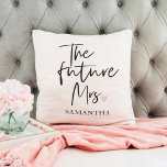 Framtida fru och ert namn | Modern skönhetsgåva Kudde<br><div class="desc">Framtida fru och ert namn | Modern skönhetsgåva</div>