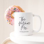 Framtida fru och ert namn | Modern skönhetsgåva Två-Tonad Mugg<br><div class="desc">Vi presenterar "Framtidens fru och ert namn" Modern skönhetsgåva från Zazzle Celebrate den framtida fru tillfälle med en modern skönhetspresentant från Zazzle som kombinerar lyx, personalisering och stil. Den här exklusiven är designad för att få henne att känna sig verkligt speciell när hon ger sig in på sin resa för...</div>