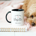 Framtida fru Personlig Black Script Namn Bröllop Mugg<br><div class="desc">Anpassningsbarna "Framtida fru",  kvinnans möhippa,  kaffet mugg,  har en modern svart text som kan vara personlig med brudens gifta efternamn och bröllop-datum. Innehåller en söt rosa hjärtaccent. Gör en perfekt-gåva till den nyupptagna bruden att bli!</div>