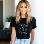 Framtida fru White Modern Script Personligt bröllp T Shirt<br><div class="desc">Modern och avslappnad chic-vit kalligrafi-skript "Future Mrs." kvinnors möhippa bröllop T-skjorta har anpassningsbar text som kan vara personlig med brudens gifta efternamn. Perfekt för bruden till bäran på bakteriepartiet och bröllop helg!</div>