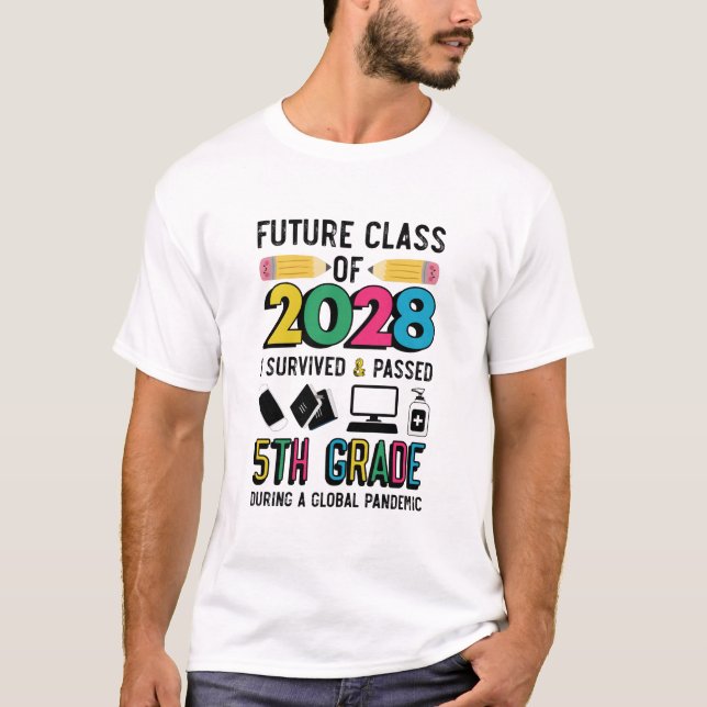 Framtida klass 2028 överlevde och klarade 5:e klas t shirt (Framsida)