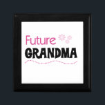 Framtida mormgåvor minnesask<br><div class="desc">Rosa och svart text- och blomdesign Framtida mormor t-tröjor, hoar, keepéboxar, plattor, prydnadsföremål, mugg, magneter, kort, klistermärken, tote bags och andra kläder och presentartiklar som det framtida mormor kommer att ha i kärlek!</div>