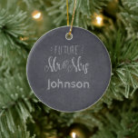 Framtida Mr & mrs Surname Chalkboard med datum Julgransprydnad Keramik<br><div class="desc">Chalkboard utformar julprydnad för det framtida gifta paret.
Anpassa med efternamn och bröllop datum.</div>