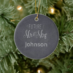 Framtida Mr & mrs Surname Chalkboard med datum Julgransprydnad Keramik