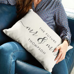 Framtida Mr. och Mrs. Elegant skriker Calligraphy Lumbarkudde<br><div class="desc">Gratulera till kärlek med den här chicen och romantiska dekorativ kudde med er framtida Mr & Mrs. namn i vintage med kalligrafi. Välj din egen bakgrund färg under Redigera ytterligare. Det skulle ge perfekten en möhippa, förlovning eller Alla hjärtans dag. Grått- och elfenbensfärgerna kommer att se underbara ut med vilken...</div>