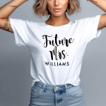 Framtida Mrs Black Script-Anpassningsbar efternamn T-shirt<br><div class="desc">Den moderna skjortan av anpassningsbarna "Framtida fru" i bröllop för bruden har ett modernt svart-vitt färg-schema med fet och lekfull handskriven kalligrafi-skripttypografi med detaljer om rullan av snyggten. Anpassa avslappnaden ännu elegant anpassningsbar text hennes nya/framtida gifta efternamn.</div>