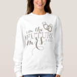 Framtida MRS Bride to be Diamond Förlovning Ring T Shirt<br><div class="desc">Utformningen har en originalmarkörillustration av en glatt diagonal förlovning ring, med FUTURE MRS i ett roligt grått-typsnitt. Idealisk för en möhippa, ett bachelorettparti, förlovningsfest eller som en bröllop-gåva till den blivande briden! Denna bridtematiska design finns även på andra produkter. Förstår du inte vad du är tittar för? Behöver du hjälp...</div>