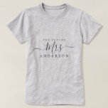 Framtida Mrs Chic manus anpassat namn Brud att var T Shirt<br><div class="desc">Framtida Mrs modernt anpassat namn t-shirt med texten Mrs i svart elegant script kalligrafi. Lägg helt enkelt till det gifta namnet på bruden att vara och den perfekta bröllopsgåvan är redo för dig att ge. Exklusivt designad för dig av Happy Dolphin Studio.</div>
