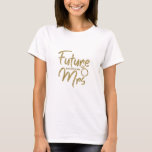 Framtida Mrs möhippa t-shirt<br><div class="desc">Den gyllene framtiden "ert efternamn" t-shirt är underbar för Möhippa eller Bachelorette-parti, förlovningsfester och fotoskott. Efternamnet kan enkelt ändras. Framtida fru lettering som finns i sex lustigt vibrerande färg för att matcha din utrustning: Blue, Guld, Silver, Ro guld, Violet, Turquise.</div>