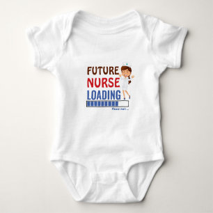 Framtida sjuksköterska som laddar nya föräldrar ge t shirt