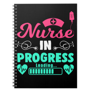 Framtida sjuksköterska som läser in matningskutreg anteckningsbok