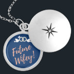 Framtida Wifey Love birds i Deep Blue Berlockhalsband<br><div class="desc">Framtida Wifey Love birds-design som är perfekt för nyligen sysselsatt par</div>