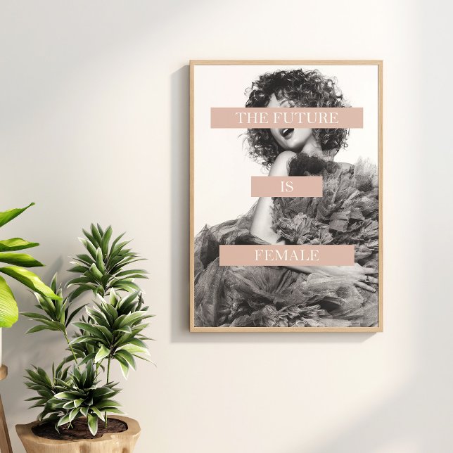 Framtiden är kvinnlig Poster - kvinnlig utskrift (The Future is Female Poster - Feminist Print on the wall surrounded with green house plants.)