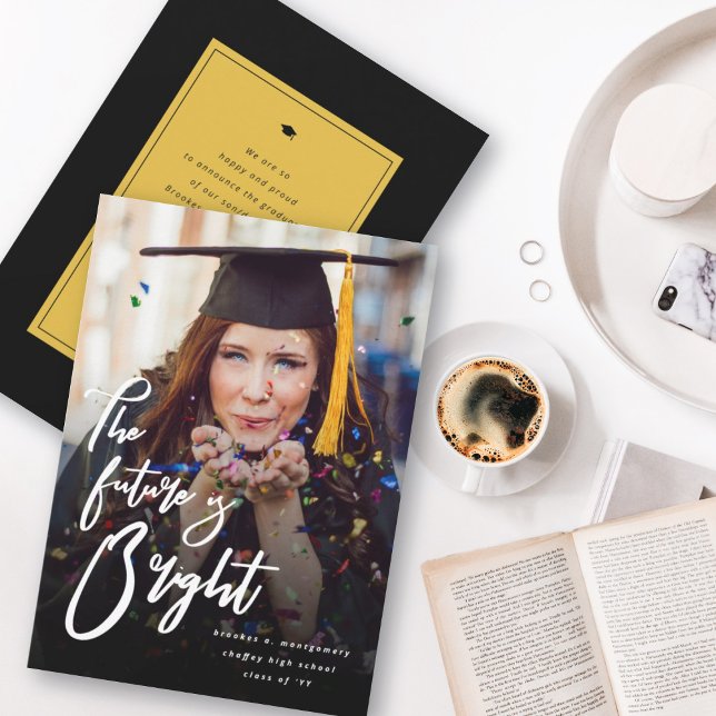Framtiden Är Ljus Fet Skrift Examen Foto Meddelande (The Future Is Bright Bold Script Graduation Photo Announcement | fatfatin @ zazzle.com/color_therapy)