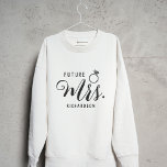 Framtiden, fru Bride, Anpassningsbarna om Förlovni T Shirt<br><div class="desc">Framtida fru Bride, Förlovningen Fiancé Gift skjorta med eget namn. Den här skjortan är en fin gåva till den glödande bruden att vara! Den här mysiga och snyggt tröjan har orden "Framtidens fru" på framsidan och gör det möjligt för henne att stolt visning sitt nya efternamn att vara. Det som...</div>