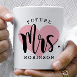 Framtiden Mrs Rosa Heart Personligt bröllp Monogra Kaffemugg<br><div class="desc">Personlig kaffe mugg för Framtidens fru har ett modernt svart skript med anpassningsbar efternamnstext och en söt rosa hjärtbakgrundsbild.</div>