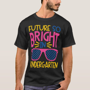 Framtiden så ljus i Kindergarten Sunglasses Kid _a T Shirt