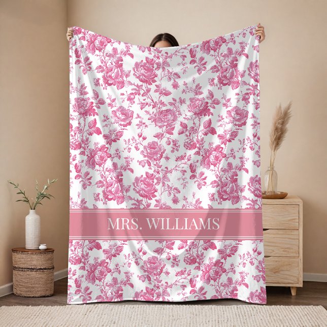 Framtidig fru | Rosa Toile de Jouy Bröllopsnamn Fleecefilt (mother’s day gift, teacher appreciation, bridal shower gift, new mom gift, baby shower gift)