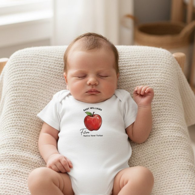 Framtidig infödd New York-bo Big Apple-bebis T Shirt (Personalized baby creeper from the NYC Locally Grown Baby Shower collection by Darling & May)