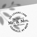 Framtidig Mr & Mrs Förlovnings Rond Returadress Självfärgande Stämpel<br><div class="desc">Meddela dina glada nyheter med denna eleganta självbläckande stämpel. Med en vacker scriptfont och orden "Framtidig Mr. & Mrs." är denna stämpel perfekt för att personifiera "save-the-date"-kort,  inbjudningar till förlovningsfest och tackkort. Lägg till en touch av sofistikering och spänning till din bröllopsbrevpapper med denna charmiga design.</div>