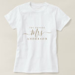 Framtidig Mrs Chic manus anpassat namn Brud att va T Shirt<br><div class="desc">Framtidig Mrs modern och stilfull anpassad namnt-shirt med texten Mrs i guld elegant skrivstil kalligrafi. Lägg helt enkelt till det gifta namnet på bruden att vara och den perfekta bröllopsduschpresenten är redo för dig att ge. Exklusivt designad för dig av Happy Dolphin Studio.</div>
