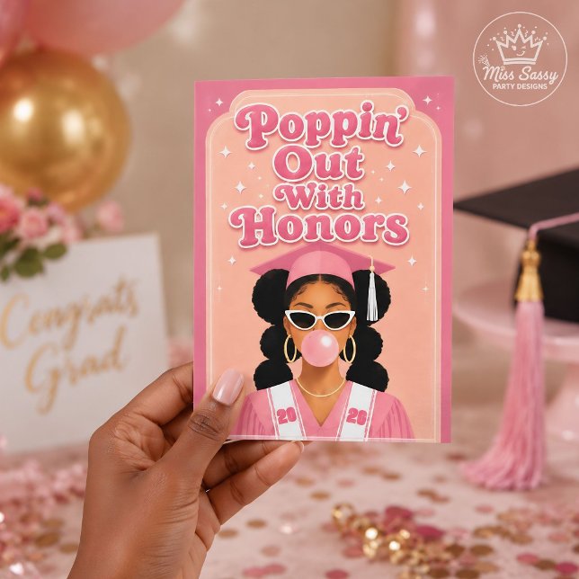 Framträder med utmärkelser Rosa Ljus Brun Examen T Kort (Poppin' Out with Honors graduation card with Brown girl grad in pink cap & gown blowing bubblegum.
)