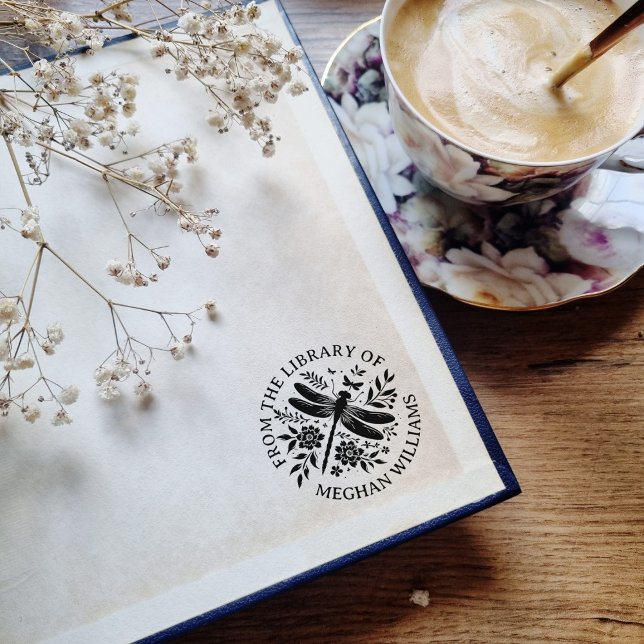 Från Bibliotek i Anpassningsbar Dragonfly Ex Libri Stämpel (From the library of - round stamp with dragonfly)