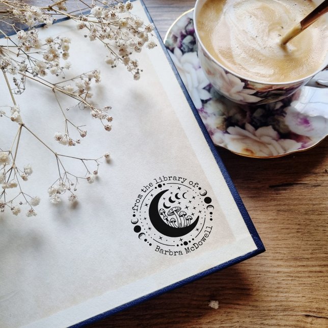 Från Bibliotek i Måne och svampar Ex Libris Stämpel (From the library of - round stamp with moon phases, moon, and stars and mushrooms)