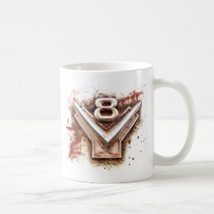 Från klassikerbilen: Rostig gammal v8 emblem i Kaffemugg
