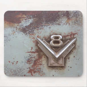 Från klassikerbilen: Rostig gammal v8 emblem i Musmatta