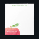 Från Personligen Red Apple, lärarens skrivbord Anteckningsblock<br><div class="desc">Från skrivbordet för anpassat Red Apple Watercolor Note Pad för lärare. Lärarpresent till roligtens personlig. Röd vattenfärgad silhouette-äpple med lärarens namn personlig i hörnet. Personlig med din favoritlärares namn. Anpassa text till huvudman,  bibliotekarie eller annan viktig person i skolan. Lärargåvor vid årets slut. Modern snyggt vatten färg formgivning.</div>