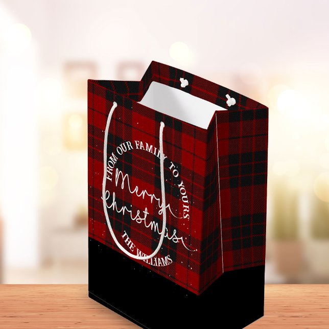 Från vår familj till din Namn Red Play-jul (From Our Family to Yours Name Red Plaid Christmas Medium Gift Bag)
