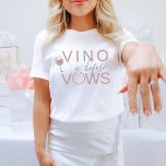 FRANCA Vin Vino före Vows Bachelorette T Shirt<br><div class="desc">Den här t-shirten har ett sött  rosa-typsnitt med ordspråket "Vino före vows". Den här garantin parar perfekt med den samordnande "klockan är vin"-garantin för en roligt och ett sammanhängande vin-temed-bachelorette-parti.</div>