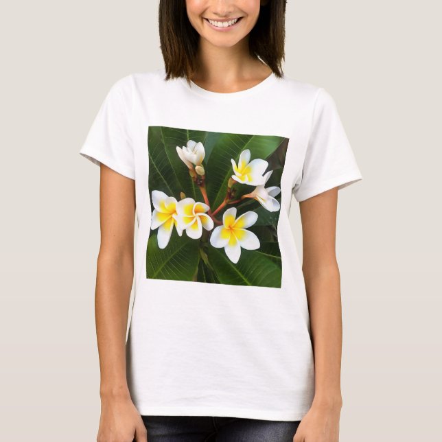 Frangipani Blommar Cluster Artistic Stil T Shirt (Framsida)