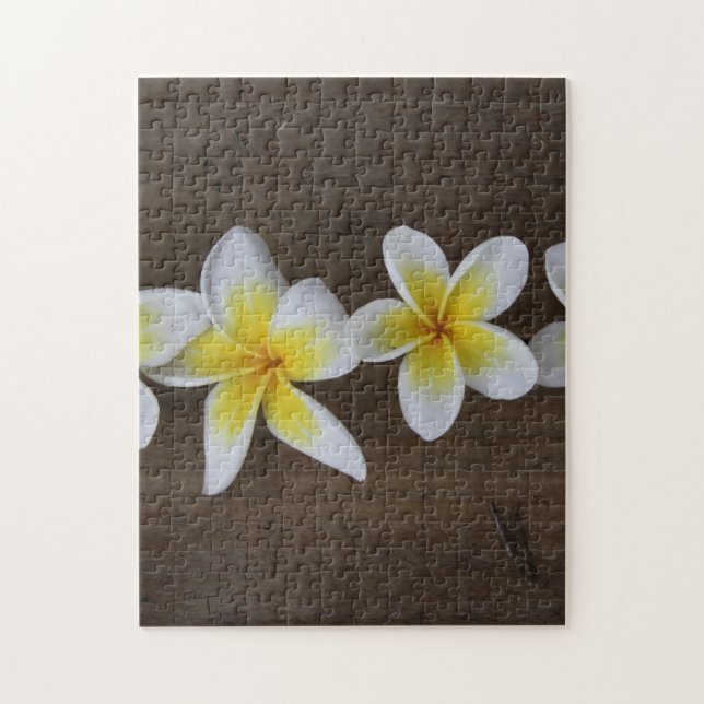 Frangipanis Plumeria om Rustic Wood Pussel (Vertikal)