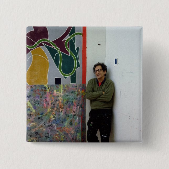 Franka Stella bredvid ett av hans arbeten Knapp (Framsida)