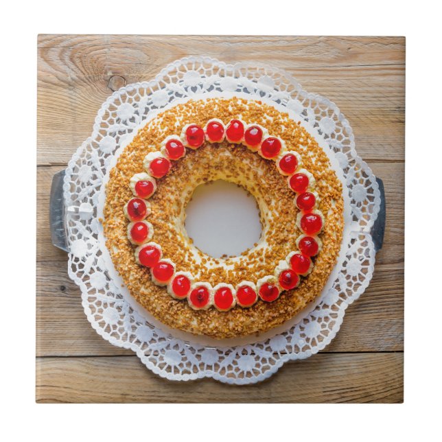 Frankfurt krona-kaka med körsbär på rustiskt trä kakelplatta (Framsidan)