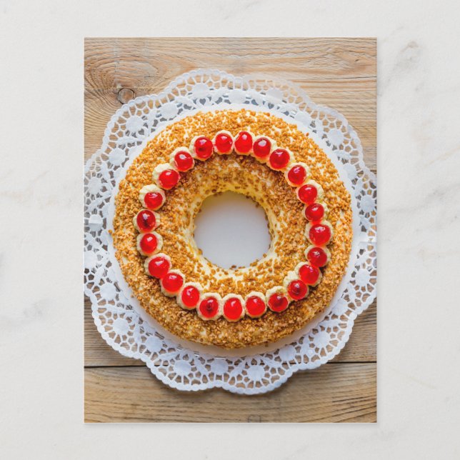 Frankfurt krona-kaka med körsbär på rustiskt trä vykort (Framsida)