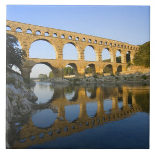 Frankrike, Avignon. Den romerska akvedukten Pont d Kakelplatta