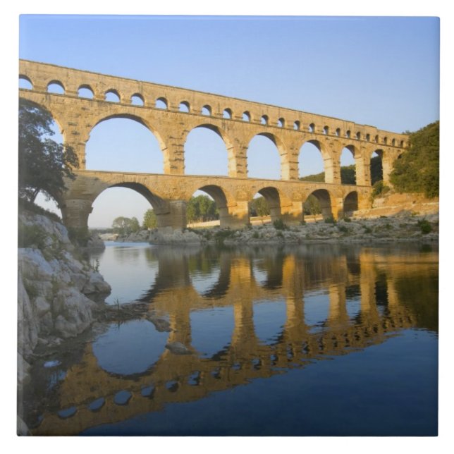 Frankrike, Avignon. Den romerska akvedukten Pont d Kakelplatta (Framsidan)