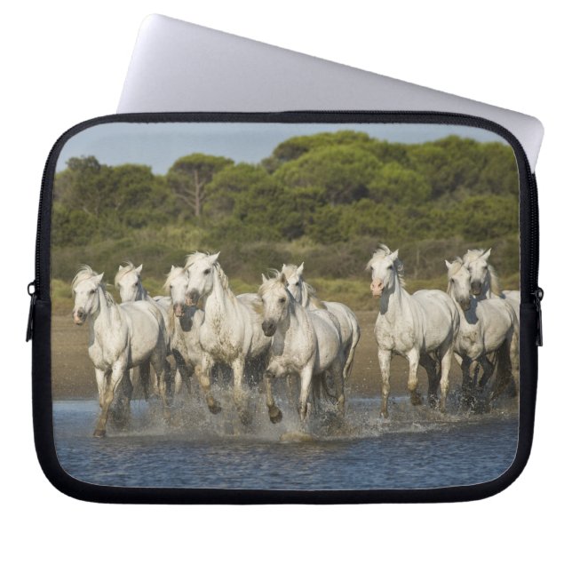 Frankrike, Camargue. Hästar springer genom flodmyn Laptop Sleeve (Framsidan)