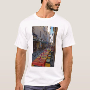 Frankrike, Korsika. Kafébord uppradade på smal Tee Shirt