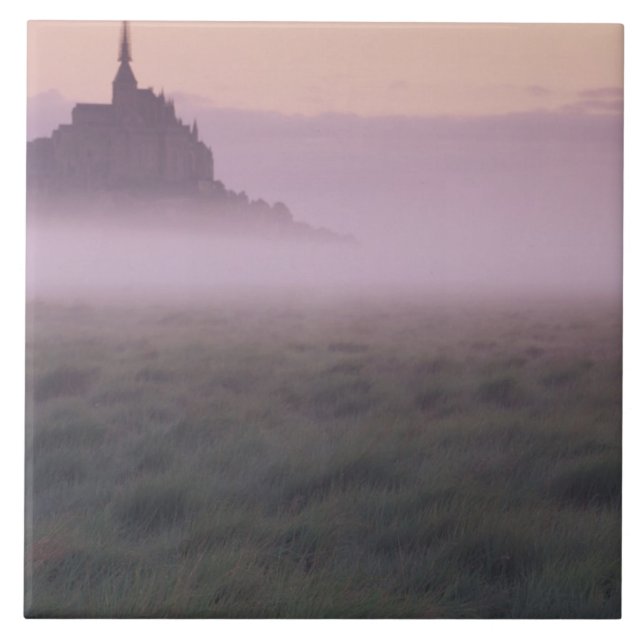 FRANKRIKE, Normandie Mont St. Michel. Morgondimma Kakelplatta (Framsidan)