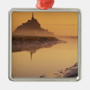 FRANKRIKE, Normandie Mont St. Michel. Morgonljus Julgransprydnad Metall