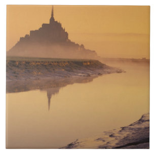FRANKRIKE, Normandie Mont St. Michel. Morgonljus Kakelplatta