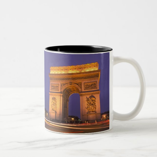 Frankrike, Paris, Arc de Triomphe i skymningen. Två-Tonad Mugg (Höger)