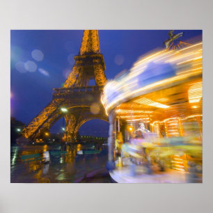 Frankrike, Paris. Eiffel Torn i skymningdimma och Poster