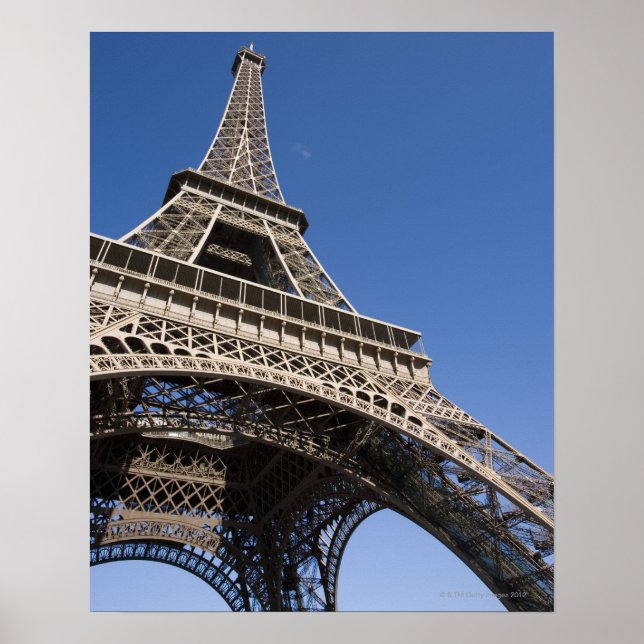 Frankrike, Paris, Eiffel Torn, låg vinkel sikt Poster (Framsidan)