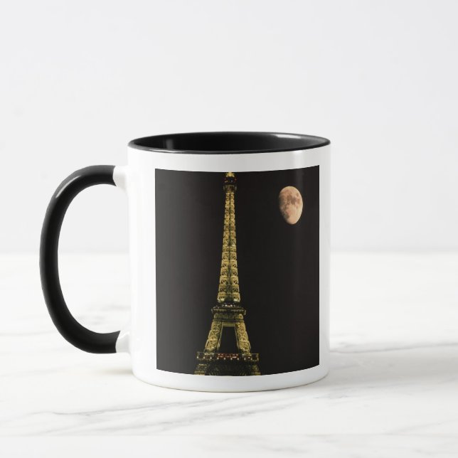 Frankrike, Paris. Eiffel Torn på natten med Mugg (Vänster)
